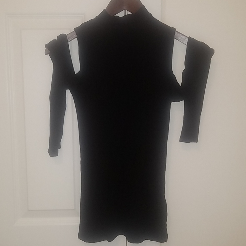 Ribbed black cold shoulder top from H&M🖤